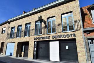 Deze eigendom is allesbehalve een doorsnee woning. De combinatie van een professionele ruimte op het gelijkvloers en een stijlvolle woongelegenheid op de verdiepingen maakt van dit pand een eigendom met een uitzonderlijk karakter en tal van mogelijkheden.<br /><br />Indeling als volgt:<br />Het gelijkvloers deed tot voor kort dienst als apotheek en biedt dan ook een ruime en veelzijdige indeling. U beschikt er over een royale winkel- en ontvangstruimte, een bureauruimte, diverse praktische bergruimtes, sanitair en een rechtstreekse toegang tot de kelder.<br />Deze verdieping leent zich uitstekend voor een handelszaak, kantoor, praktijkruimte of andere professionele invulling.<br /><br />Via de eerste verdieping betreedt u het bijzonder ruime woongedeelte. Vanaf het eerste moment valt de aangename sfeer en de verzorgde afwerking op.<br /><br />De prachtig uitgewerkte keuken vormt samen met de royale leefruimte het kloppende hart van de woning. De aangename leefruimte geniet van een mooie lichtinval en biedt volop plaats om te ontspannen en gezellig samen te zijn.<br /><br />Aansluitend bevindt zich een bureauruimte met een fraaie ingebouwde bibliotheek, gevolgd door een eerste slaapkamer. De badkamer is uitgerust met een dubbele lavabo, douche en ligbad. Verder zijn er een afzonderlijk toilet en een praktische wasplaats.<br /><br />Aan de achterzijde vormt de veranda een heerlijke plek om in alle rust te genieten van het uitzicht en de omgeving. Vanuit de veranda bereikt u het verhoogde terras, dat uitkijkt over de prachtig aangelegde tuin.<br /><br />Op de tweede verdieping bevinden zich nog 3 ruime slaapkamers, waardoor de woning in totaal over 4 slaapkamers beschikt. De zolderverdieping biedt bovendien heel wat bijkomende bergruimte.<br /><br />De prachtig aangelegde tuin is een absolute troef van deze eigendom. De groene omgeving creëert een gevoel van rust en privacy en biedt volop ruimte om te genieten van zonnige dagen, gezellige momenten en het buitenleven.<br /><br />Een bijzonder grote meerwaarde is de aanwezigheid van een lift. Deze bedient alle niveaus, van de kelder tot en met de tweede verdieping, en zorgt voor een uitzonderlijk wooncomfort.<br /><br />EXTRA TROEVEN: zonnepanelen (24 stuks), CV op aardgas, ...<br /><br />Onze ref. DEV5225