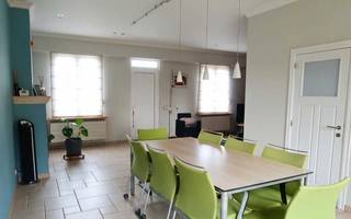 Instapklare woning (EPC C) met 5 slaapkamers en groot atelier op toplocatie!<br /><br />Deze gerenoveerde eengezinswoning net buiten het centrum van Duffel met vijf slaapkamers biedt volop ruimte.<br /><br />Gelijkvloers comfort: De ruime, lichtrijke woonkamer met sfeervolle inbouwhaard nodigt uit tot gezellige avonden. De landelijke keuken is volledig uitgerust met hoogwaardige toestellen (vaatwasser, combi-ovens en gasvuur). Verder vindt u hier een moderne badkamer met inloopdouche en dubbele lavabo, een eerste slaapkamer of bureau en een handige wasplaats met inbouwkasten.<br /><br />Ruimte voor het hele gezin: Op de verdieping bevinden zich maar liefst 4 extra volwaardige slaapkamers, waarvan de hoofdslaapkamer is voorzien van een eigen ingerichte dressing. Daarnaast beschikt deze verdieping over een extra toilet en een handige bergzolder.<br /><br />Buitenleven & Hobby: De buitenruimte is een absolute meerwaarde. Een groot terras in klinkers kijkt uit over de prachtig aangelegde tuin en voortuin. Voor wie veel bergruimte of een werkplek zoekt: er is een dubbele garage met automatische poort met bergruimte én een geïsoleerd atelier van 46 m². Het geheel wordt afgesloten met een automatisch hek aan straatkant.<br /><br />De woning heeft tot slot ook een handige kelder, met ander woorden aan opbergruimte geen gebrek.<br /><br />Ben je op zoek naar een woning die instapklaar is én de nodige ruimte biedt? Kom naar onze kijkdag op zaterdag 4 april (enkel na telefonische afspraak, 0484 840 599)<br />