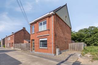 Ben je op zoek naar een open bebouwing omringd door natuur? Zoek niet verder! Deze woning, gelegen in een zeer rustige straat en omringd door groen, in de Speckaertstraat heeft alles wat je zoekt!<br /><br />Indeling gelijkvloers:<br />- Inkomhal met gastentoilet<br />- Woonkamer met uitgeruste open keuken<br />- Berging met aansluiting wasmachine en droogkast<br />- Kleine opslagplaats achteraan van ong. 30m²<br /><br />Indeling eerste verdieping:<br />- 2 slaapkamers<br />- Badkamer met dubbel lavabomeubel<br /><br />Indeling tweede verdieping:<br />- Charmante zolderkamer via vaste trap<br /><br />Bijzonderheden:<br />- Aangenaam terras<br />- Er is een simulatie van het EPC-attest (EPC D) aanwezig door simpelweg de ketel te vervangen<br />- Opslag van ong. 30m² die makkelijk gebruikt kan worden voor het stockeren van goederen voor jouw beroep<br />- Zeer rustige straat met veel groen en natuur rondom<br />- Kelder onder de woning<br /><br />Mis deze kans niet en vraag vandaag nog jouw bezoek aan!<br />Voor meer informatie of om een bezoek in te plannen kan je terecht bij Mitch via 0470 36 11 85 of mitch.goossens@albert.immo<br /><br />Bij Albert kom je thuis