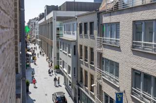<strong>APPARTEMENT CHARMANT 1 CHAMBRE EN EMPLACEMENT DE CHOIX DANS LE CŒUR D'OSTENDE</strong><br /><br />Ce bel appartement bien agencé est idéalement situé dans le centre d'Oostende. En entrant, vous trouverez un espace de vie lumineux avec un salon confortable et une cuisine entièrement équipée. Depuis le salon, vous avez accès à une terrasse.<br />La chambre spacieuse offre un grand confort, et la salle de bain est équipée à la fois d'une baignoire et d'une douche, avec des toilettes séparées.<br />Les magasins, les restaurants, les transports en commun et la plage sont tous accessibles à pied.<br /><br /><strong>Informations pratiques :</strong>
<ul>
	<li>Disponible immédiatement</li>
	<li>3e étage</li>
	<li>Provision pour les frais fixes : 100 € par mois</li>
</ul>