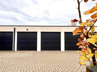 Garagebox te koop in <strong>Residentie Amelia – Sint-Baafs-Vijve</strong><br /><br />Ontdek deze perfect onderhouden garagebox in de recente Residentie Amelia, gelegen aan de Rijksweg 40 te Sint-Baafs-Vijve.<br />De garage is vlot toegankelijk en biedt voldoende ruimte voor het veilig stallen van een wagen, motorfiets of voor extra opslag.<br /><br />Extra troef: de garage is uitgerust met een <strong>alarmsysteem</strong>, wat zorgt voor extra beveiliging van uw eigendom. Ideaal voor wie op zoek is naar een <strong>veilige parkeer- of opslagplaats op een centrale locatie</strong> in Sint-Baafs-Vijve.<br /><br />Interesse? IMMO BEGUIN: info@immobeguin.be