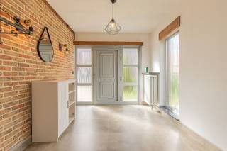 <p><span>Instapklare bel-etagewoning met 3 slaapkamers, dubbele garage en tuin in Zwijndrecht</span></p><p><span>Op een rustige en aangename ligging in Zwijndrecht bevindt zich deze ruime en instapklare bel-etagewoning met maar liefst 171 m² bewoonbare oppervlakte. De woning combineert een comfortabele indeling met moderne voorzieningen, een ruime garage en een aangename buitenruimte, en is bovendien vlot bereikbaar via de belangrijkste invalswegen.</span></p><p><span>Bij het binnenkomen vinden we een verzorgde inkomhal met nieuw hangtoilet. Het gelijkvloers beschikt verder over een ruime garage met plaats voor twee wagens en een automatische poort, een praktische berging/wasplaats en toegang tot het terras en de tuin. Een ideale combinatie van comfort en praktische bergruimte.</span></p><p><span>Op de eerste verdieping bevindt zich de ruime living van ca. 32 m², die voldoende plaats biedt voor een gezellige zithoek en eethoek. De pelletkachel zorgt hier voor extra warmte en sfeer. Aansluitend bevindt zich de volledig nieuwe, geïnstalleerde keuken met luxe toestellen. Een moderne keuken die zowel praktisch als stijlvol is en perfect aansluit bij het hedendaagse wooncomfort.</span></p><p><span>De tweede verdieping omvat drie ruime slaapkamers en een volledig ingerichte badkamer. Hierdoor biedt de woning volop ruimte voor een gezin, maar zijn er ook mogelijkheden voor een thuisbureau, hobbyruimte of dressing.</span></p><p><span>Ook technisch biedt de woning verschillende troeven. Er is centrale verwarming op aardgas en de woning beschikt deels over vernieuwde ramen met rolluiken. De elektriciteitsinstallatie is conform gekeurd.</span></p><p><span>De rustige ligging in Zwijndrecht zorgt voor aangenaam wonen, terwijl u toch snel toegang heeft tot de belangrijkste invalswegen en omliggende gemeenten. Dankzij de ruime woonoppervlakte, drie slaapkamers, dubbele garage, tuin en volledig nieuwe keuken is dit een woning die comfort en functionaliteit uitstekend combineert.</span></p><p><span>Een verzorgde en instapklare gezinswoning met heel wat troeven, die beslist een bezoek waard is!</span></p><p><span>Interesse? Contacteer Immo Twins voor meer informatie of een bezoek ter plaatse via 052/55.55.55 of info@immotwins.be. </span></p>