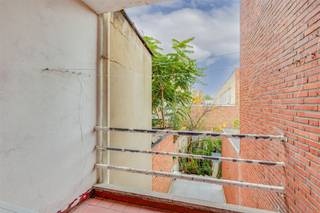 <p><span>Dit </span><span>verhuurd 2-slaapkamer appartement</span><span> is gelegen op een </span><span>centrale locatie in Antwerpen</span><span> aan de Van Kerckhovenstraat. </span></p><p><span>Het appartement is gelegen in een </span><span>kleinschalig gebouw </span><span>op de eerste verdieping (geen lift). De ligging is ideaal op het vlak van winkels en openbaar vervoer. Het centrum van de stad, het Centraal Station van Antwerpen en Park Spoor Noord zijn op enkele minuten wandelen bereikbaar.</span></p><p><span>Het appartement </span><span>telt heel wat positieve kenmerken waaronder</span><span> </span><span>een oppervlakte van zo'n </span><span>59m² (cfr. EPC)</span><span> plus een </span><span>terras.</span></p><p><span> </span><span>Indeling</span></p><p><span>- inkomhal</span></p><p><span>- apart toilet</span></p><p><span>- ingemaakte kasten</span></p><p><span>- lichtrijke woonkamer en eetkamer</span></p><p><span>- geïnstalleerde keuken</span></p><p><span>- slaapkamer 1 </span></p><p><span>- slaapkamer 2 </span></p><p><span>- leuk terras </span></p><p><span>- badkamer</span></p><p><span> </span></p><p><span>Troeven</span></p><p><span>- zeer lage gemeenschappelijke kosten </span></p><p><span>- water, gas en elektra aparte meters</span></p><p><span>- centrale locatie vlakbij Antwerpen centrum en Centraal Station</span></p><p><span>- momenteel verhuurd voor 750 euro/maand - ideale investering !</span></p><p><span> </span></p><p><span>Ben jij geïnteresseerd in dit appartement vlakbij centrum Antwerpen, ben je op zoek naar ander vastgoed of wens je de waarde van jouw eigendom te kennen? Dan ben je bij BOLT immo aan het juiste adres! Wij helpen jou graag verder.</span></p><p><span> </span></p>