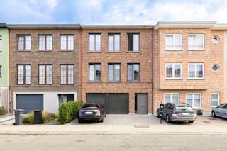 Instapklaar dakappartement in kleinschalig gebouw van 2 entiteiten met 2 slaapkamers, parking en berging. Ideaal voor zowel eigen bewoning als investering! <br /><br />Indeling: inkomhal; apart toilet; gezellige en lichtrijke woonkamer; volledig geïnstalleerde keuken voorzien van de nodige toestellen; betegelde badkamer bevat douche, lavabo en aansluiting voor WM/DK; 2 slaapkamers. <br /><br />Gelijkvloers is er een privatieve parking (voor de garage), alsook één gedeelte van de garage inclusief in de vraagprijs. <br /><br />Algemeen: <br />- Plat dak wordt vernieuwd november 2026 + is reeds betaald door verkoper (zal vochtprobleem oplossen!) <br />- Ramen + vliegenramen vernieuwd in 2024 en 2025 <br />- Elektriciteit conform <br />- Geen gemeenschappelijke kosten <br />- EPC label B na werken<br /><br />Bekijk zeker de 360° rondgang via onze website (+ mogelijkheid tot opmeten en ontmeubelen).<br />Alle attesten zijn beschikbaar onderaan op onze website. <br />Voor meer info of een bezoek: 0472 22 22 44 of thanee@solittvastgoed.be.