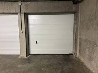 Bent u op zoek naar een veilige en vlot bereikbare parkeeroplossing in Middelkerke? Deze garagebox, gelegen in de Duinenweg 389, biedt een praktische oplossing voor het stallen van uw wagen of als extra opslagruimte.<br /><br />De garage heeft een afmeting van ongeveer 5,14 m diep en beschikt over een praktische indeling die geschikt is voor verschillende types wagens.<br /><br />Afmetingen:<br /><br />Hoogte: 1,93 m<br /><br />Breedte inrit: 2,35 m<br /><br />Breedte garage: 2,66 m<br /><br />Diepte: 5,14 m<br /><br />De centrale ligging in Middelkerke zorgt voor een vlotte bereikbaarheid en maakt deze garage interessant voor zowel eigen gebruik als investering.<br /><br />Voor meer informatie of een bezoek kunt u contact opnemen met Inti op inti@immofrancois.be of 0499 74 89 74.<br /><br />