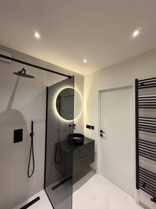 Dit prachtig en luxueus gerenoveerde appartement bevindt zich op een centrale ligging nabij de Bist, in het hart van Wilrijk. Het combineert een hoogwaardige afwerking met modern wooncomfort, veel natuurlijke lichtinval, twee terrassen en mooie panoramische uitzichten.<br />Via de ruime inkomhal en een moderne stalen deur bereikt u de grote, lichtrijke woonkamer. De leefruimte is afgewerkt met een stijlvolle visgraatparketvloer en beschikt over grote raampartijen met driedubbele beglazing en rechtstreekse toegang tot het voorterras.<br />De moderne keuken is volledig uitgerust met alle nodige toestellen en biedt eveneens toegang tot het voorterras.<br />Aan de achterzijde bevinden zich twee volwaardige slaapkamers. Beide slaapkamers geven rechtstreeks uit op het achterterras, waar u in alle rust van het uitzicht kunt genieten.<br />Verder beschikt het appartement over een smart-homesysteem, een moderne badkamer met douche en stijlvolle inbouwkranen en een afzonderlijk gastentoilet.<br />Dankzij de energiezuinige renovatie, de driedubbele beglazing en het gunstige EPC-label A geniet u van een hoog wooncomfort en een laag energieverbruik.<br />Belangrijkste troeven:<br />• Luxueus en volledig gerenoveerd<br />• EPC-label A<br />• Smart-homesysteem<br />• Driedubbele beglazing<br />• Twee slaapkamers<br />• Twee terrassen<br />• Panoramisch uitzicht<br />• Volledig uitgeruste keuken<br />• Visgraatparket<br />• Centrale ligging nabij de Bist<br />Dit instapklare appartement is ideaal voor wie op zoek is naar luxe, comfort, energiezuinigheid en een centrale ligging.<br />Bekijk de volledige 3D-tour op https://kuberainvest.be/project.php?id=bist-wilrijk-smart-home<br />Voor meer informatie of een bezoek:<br />Tel.: +32 485 64 96 42<br />E-mail: kuberainvest@icloud.com