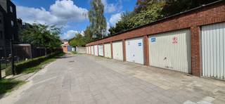 Centraal gelegen garagebox bereikbaar vanuit de Hovestraat, en via voetweg op slechts 1 min. van het marktplein.