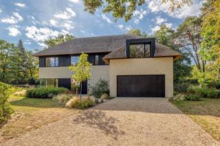 This high-end new construction villa is located in the streets of Old Belgians. The new Old Belgian Ambiorix 10 is a perfect cocktail of...