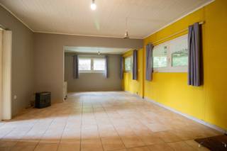 <p><span>Bungalow met 2 slaapkamers op perceel van 885 m². </span></p><p><span> </span></p><p><span>GEEN PERMANENTE BEWONING TOEGESTAAN! </span></p><p><span> </span></p><p><span>Gelijkvloerse bungalow (op te frissen) met bewoonbare oppervlakte van 80 m². </span></p><p><span> </span></p><p><span>Deze bungalow is voorzien van: </span></p><p><span>- een leefruimte van 28,5 m². </span></p><p><span>- Aparte keuken van 6,5 m² met vaatwasmachine en dubbele spoelbak en douche kamer. </span></p><p><span>- 2 slaapkamers van 8 m² en 7,5 m². </span></p><p><span>- Apart toilet </span></p><p><span> </span></p><p><span>Buiten is er een ruim overdekt terras van 29,5 m². </span></p><p><span> </span></p><p><span>Tuinhuis van 5 m². </span></p><p><span>Berghok van 5 m². </span></p><p><span> </span></p><p><span>Bungalow is reeds voorzien van dubbele beglazing met vliegenramen. </span></p><p><span> </span></p><p><span>BIJZONDERHEDEN: </span></p><p><span>Recente reeds gedane renovaties: </span></p><p><span>Nieuw dak (2022) inclusief oversteek. </span></p><p><span>Nieuwe houtkachel (2021). </span></p><p><span>Bepleistering achtergevel en nieuwe schoorsteen (2022). </span></p><p><span> </span></p><p><span>Stedenbouwkundige inlichtingen</span><span>: vergunning aanwezig, verkavelingsvergunning, geen voorkooprecht, geen bestuurlijke herstelmaatregel opgelegd en gebied voor verblijfsrecreatie. </span></p><p><span> </span></p>