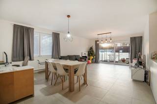 Op zoek naar een goed gelegen appartement om zorgeloos te wonen? Dit appartement met 2 slaapkamers, een zonnig terras en parking werd gebouwd in...