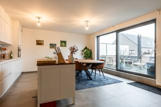 In het hartje van Heusden, op wandelafstand van de bakker, slager, grootwarenhuizen, ... vinden we dit kleinschalig appartementsgebouw...