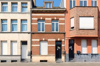 Bent u op zoek naar een woning met 4 volwaardige slaapkamers en koer? Dan stellen we graag deze woonst aan u voor!<br />Indeling:<br />Glv: inkomhal, twee polyvalente ruimtes (aan te passen naar één grote woonkamer), keuken en douchekamer met toilet. Via de keuken kan u de koer bereiken. <br />1v: twee slaapkamers, polyvalente ruimte (mits aanpassing kan hier een volwaardige badkamer geplaatst worden) en douchekamer met toilet.<br />2v: twee slaapkamers.<br /><br />Ligging: <br />Door de centrale ligging heeft u alles binnen handbereik. Op enkele meters van openbaar vervoer, winkels, verbindingswegen, scholen, … <br /><br />Pluspunten:<br />- Uiterst centrale ligging<br />- Elektriciteit is conform <br />- Meerdere slaapkamers <br />- Op te frissen naar eigen smaak <br />- Grote kelder<br /><br />Voor meer informatie of een bezichtiging kan u One vastgoed steeds bereiken op volgend nummer 03 360 85 30.