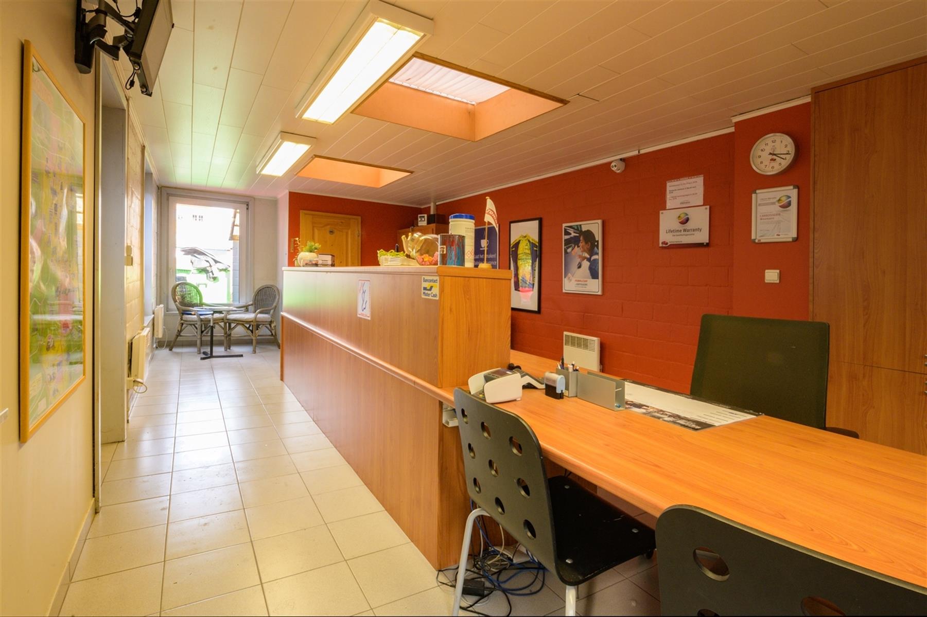WERKPLAATS/MAGAZIJN 640m² MET 10 BUITENSTAANPLAATSEN - foto 4