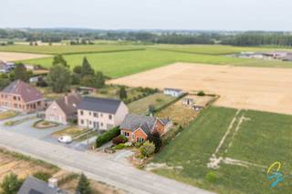 <p><span><strong>Bezoekdag volzet!!!<br /><br /></strong>Deze woning is gelegen op een mooi, westelijk georiënteerd perceel met achteraan een prachtig vrij uitzicht over de velden. Hier geniet je elke avond van de ondergaande zon in alle rust.</span></p>
<p><span>Vooraan beschikt de woning over een ruime oprit met plaats voor meerdere wagens, aangevuld met een garage waar je je wagen veilig en droog kunt parkeren.</span></p>
<p><span>Dankzij de gunstige ligging, op slechts 3 km van de A8, geniet je van een vlotte verbinding richting onder meer Brussel.</span></p>
<p><span>De woning biedt een uitstekende basis voor wie graag renoveert naar eigen smaak en volgens de huidige energienormen. Het dak werd reeds geïsoleerd en een aantal ramen zijn recent vernieuwd.</span></p>
<p>Indeling: ruime inkomhal, gezellige leefruimte, goed onderhouden keuken, aparte kamer op het gelijkvloers (ideaal als slaapkamer of bureau), douchekamer, wasplaats en garage. Op de eerste verdieping bevinden zich twee slaapkamers en een badkamer.</p>
<p>Ben je op zoek naar een woning met potentieel, een mooie ligging en tal van mogelijkheden? Dan is dit de ideale opportuniteit.</p>
<p>Meer info of een bezoek? Bel Jordi op 0477/32.61.53</p>