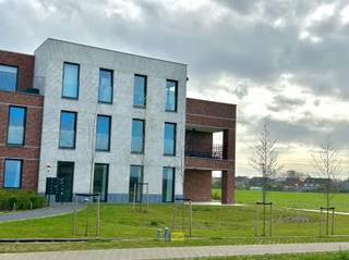 Dit recent appartement combineert energetisch wonen met een landelijke en rustige omgeving. Via de traphal of de lift bereikt u het appartement op...