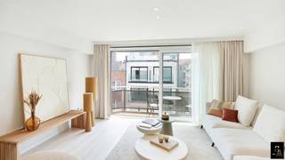 <p><strong>Appartement entièrement rénové avec goût à deux pas de la Place Rubens</strong></p>
<p>À seulement quelques pas de la Place Rubens, découvrez ce magnifique appartement de 2 chambres, prêt à emménager, bénéficiant de finitions soignées et de matériaux de qualité.</p>
<p>Le hall d’entrée comprend un WC invités, un vestiaire et une buanderie pratique. Le séjour lumineux s’ouvre sur une terrasse orientée sud-est avec vue latérale sur la Place Rubens. La cuisine ouverte, entièrement équipée, s’intègre harmonieusement à l’espace de vie.</p>
<p>La chambre principale dispose de nombreux placards intégrés. La seconde chambre convient pour un lit simple ou superposé. La salle de bains spacieuse est équipée d’une élégante douche à l’italienne.</p>
<p>Les rideaux, sommiers et mobilier de terrasse sont inclus dans le prix. Les autres meubles Casa Nova peuvent être achetés séparément.</p>
<p>Un véritable <strong>coup de cœur</strong> dans un emplacement de choix, idéal comme pied-à-terre ou investissement.</p>
<p><strong>PEB :</strong> 158 – UC : 0003394347</p>