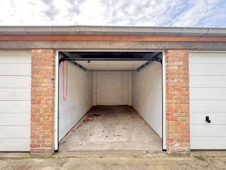 Bovengrondse garagebox gelegen in garagecomplex te Boudewijn Ravestraat (achterliggend nummer 20), Brugge centrum.Afsluitbare garagebox met NIEUWE...