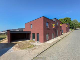 <span><u><strong>MOGELIJKHEID 6% BTW I.P.V. 21%</strong></u></span><br /><br />Vier STIJLVOLLE HALFOPEN NIEUWBOUWWONINGEN in een MODERNE ARCHITECTUUR, gelegen in een RUSTIGE EN LANDELIJKE OMGEVING te Ronse, vlak bij het HOTONDBOS en omgeven door UITGESTREKTE VELDEN. Deze ENERGIEZUINIGE WONINGEN bieden een BEWOONBARE OPPERVLAKTE VAN 144 M² en staan op ZUIDWESTGERICHTE PERCELEN van 256 M² TOT 791 M², wat garant staat voor MAXIMALE LICHTINVAL EN ZON in de tuin. Dankzij de ligging in een VERKEERSLUWE STRAAT met VLOTTE VERBINDING naar belangrijke toegangswegen combineert dit project het beste van twee werelden: RUST EN BEREIKBAARHEID. De achterzijde biedt een PRACHTIG UITZICHT op de natuur en het HISTORISCHE STADSCENTRUM VAN RONSE. Gebouwd door een ERVAREN BOUWBEDRIJF met oog voor KWALITEIT, COMFORT EN DUURZAAMHEID. Bovendien kan elke woning VOLLEDIG NAAR EIGEN SMAAK WORDEN AFGEWERKT.<br /><br />Een unieke kans voor wie op zoek is naar COMFORTABEL, MODERN EN RUSTIG WONEN in Ronse!<br /><br /><span><strong>Adres: Kapellestraat 200A te Ronse</strong></span>