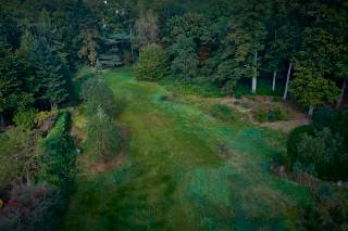 1 van de laatste 2 stukken bouwgrond van het domein "Kasteel ter Borght"<br /><br />De grond was al sinds de 17e eeuw een deel van het domein van het kasteel ter Borght. Het heeft dan ook een mooie oude bomenopstand en grenst aan een waterloop. Men heeft de mogelijkheid tot het realiseren van een prachtige domeinvilla.<br /><br />Breedte van het perceel 132 meter<br />Diepte 120 meter.<br />Totale oppervlakte van ca. 12.586m²<br />Desgewenst kan een tweede stuk bijgekocht worden van 12.586m².<br />Bouwvoorschiften: info op kantoor<br />Er werd een bouwvergunning afgeleverd voor het bouwen van een hedendaagse villa in moderen bouwstijl.