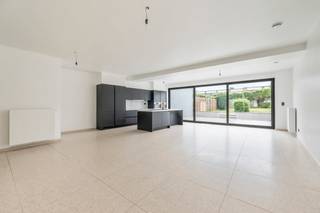 Op zoek naar comfortabel wonen met een tuin én vlak bij het stadscentrum? Dit recent gebouwd gelijkvloers appartement combineert modern...