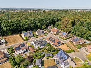 BEZOEKDAG OP 29 AUGUSTUS - UITSLUITEND OP AFSPRAAK<br /><br />In een rustige doodlopende straat, pal aan het prachtige provinciedomein, bevindt zich deze instapklare en doorheen de jaren smaakvol gerenoveerde woning. Hier geniet u dagelijks van een unieke combinatie van rust, privacy en een groene omgeving, terwijl alle nodige voorzieningen zich op korte afstand bevinden.<br /><br />Bij het betreden van de woning komt u terecht in een ruime inkomhal die toegang biedt tot de lichtrijke leefruimtes. Op het gelijkvloers vindt u een eerste slaapkamer en een stijlvolle badkamer, uitgerust met een dubbel lavabomeubel, een ruime inloopdouche en een toilet. Verder beschikt de woning over een gezellige zithoek, een praktische bureauruimte en een prachtige eetplaats in de uitbouw. Deze uitbreiding wordt gekenmerkt door haar hoge plafonds, overvloedige lichtinval en een authentieke parketvloer, wat zorgt voor een bijzonder ruimtelijk en warm gevoel. Aansluitend bevindt zich de volledig geïnstalleerde landelijke open keuken. Een koele berging zorgt bovendien voor extra praktische opbergruimte.<br /><br />Op de verdieping bevinden zich nog twee volwaardige slaapkamers en een tweede badkamer.<br /><br />Deze woning werd met veel zorg onderhouden en grondig gerenoveerd. Zo werden zowel het dak als de ramen vernieuwd en werden bovendien acht zonnepanelen geplaatst. Dankzij de centrale verwarming op aardgas en het gunstige EPC-label B voldoet de woning volledig aan de hedendaagse energienormen.<br /><br />Ook buiten is het puur genieten. De fraai aangelegde tuin vormt een ware oase van rust en beschikt over meerdere terrassen, zodat u op elk moment van de dag kunt kiezen voor een plekje in de zon of net in de schaduw.<br /><br />Tot slot beschikt de woning over een ruime oprit, een carport en een grote berging, waardoor ook op praktisch vlak aan alle verwachtingen wordt voldaan.<br /><br />Bent u op zoek naar een instapklare woning op een uitzonderlijk rustige locatie, omringd door groen en met een uitstekende energiescore? Dan is deze woning absoluut een bezoek waard.<br /><br />Voor meer informatie of het plannen van uw bezoek kunt u contact opnemen via 0471/45.29.95 of via axel@immofrancois.be.<br /><br />