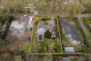 <p>Deze te renoveren gelijkvloerse woning is gelegen in de gegeerde en residentiële wijk Koningshof op een mooi perceel van 1.473m² met een breedte van 30 meter aan de straat. Deze rustige en groene omgeving staat bekend om haar privacy en vlotte bereikbaarheid, wat het tot een bijzonder aantrekkelijke woonlocatie maakt.</p>
<p>Inkomhal op tegelvloer met gastentoilet. De lichtrijke woonkamer (39m²) op parketvloer is voorzien van een inbouwcassette op hout. Via het schuifraam heeft u rechtstreeks toegang tot het ruime terras.</p>
<p>Gesloten keuken op graniettegel, uitgerust met een dubbele spoelbak, vaatwasser, vitro-keramische kookplaat, dampkap en koelkast met vriesvak. Toegang tot het terras.</p>
<p>De woning beschikt over twee volwaardige slaapkamers (16m² en 12m²), beide voorzien van ingemaakte kasten. De badkamer is uitgerust met een ligbad, toilet en een dubbele lavabo geïntegreerd in een meubel.</p>
<p>Een ruime garage op betonvloer (35m²) met dubbele kantelpoort, aansluiting voor de wasmachine, lavabo en toegang tot de grote bergzolder. Aansluitend bevindt zich nog een grote bergplaats (36m²) met de cv-installatie op stookolie en een rechtstreekse doorgang naar het terras.</p>
<p>Volledig omheinde tuin met elektrische toegangspoort, een groot terras, zwembad en meerdere parkeerplaatsen.</p>
<p>Gebouwen met een energielabel “E” of “F” zullen verplicht binnen de 6 jaar energetisch gerenoveerd moeten worden, minstens tot een energielabel “D”. Bij deze woning is de renovatieplicht van toepassing!</p>
<p>Een ideale woning (houtskeletbouw) voor wie comfortabel en rustig wil wonen in een van de meest gegeerde buurten van de regio.</p>