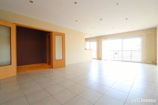 Composition :Sous-Sol : Cave : +/- 1.5 m², local commun pour les poubelles.Rez-de-chaussée :  hall d'entrée commun avec porte sécurisée  Étage 3 :...