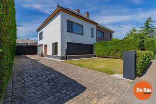 <p>EERSTE BEZOEKDAG ZONDAG 28/06 VAN 10U TOT 13U (enkel op afspraak)<br /><br />GENTBRUGGE – Deze ruime instapklare gezinswoning van maar liefst 238 m² werd grondig gerenoveerd en afgewerkt met hoogwaardige materialen. De combinatie van ruimte, comfort, een uitzonderlijke bureauruimte en een hoge afwerkingsgraad maakt van deze woning een opportuniteit. Openbaar vervoer, winkels, scholen en recreatiemogelijkheden bevinden zich in de onmiddellijke omgeving. Zowel Gent-centrum als de omliggende steden zijn bijzonder vlot bereikbaar dankzij de directe verbindingen met de R4, E17 en E40.<br /><br />Op het gelijkvloers bevinden zich een centrale inkomhal met gastentoilet, een lichtrijke woonkamer, een ingerichte keuken met aansluitende berging en een prachtige, ruime bureauruimte met ingemaakte kasten. Deze afzonderlijke werkruimte vormt een absolute meerwaarde voor thuiswerkers, zelfstandigen of wie een vrij beroep uitoefent.<br /><br />Op de eerste verdieping vinden we een nachthal, twee volwaardige slaapkamers, een stijlvolle badkamer en een praktische wasplaats met tweede toilet. De grote afgewerkte zolderruimte vormt een volwaardige extra verdieping en kan gebruikt worden als extra slaapkamer, hobbyruimte, speelkamer of polyvalente ruimte.<br /><br />Buiten beschikt de woning over een mooi aangelegde oprit, een ruime dubbele garage die eveneens dienst kan doen als hobbyruimte, werkplaats, atelier of extra opslagruimte, en een zuidwest gerichte tuin waar u optimaal van de zon kunt genieten. Foto's tuin volgen later.<br /><br />Extra troeven zijn het gunstige EPC-label B, de 20 zonnepanelen, conforme EK en de aanwezige laadpaal.<br /><br />Een woning met deze afwerkingsgraad, praktische indeling en unieke bureauruimte komt zelden op de markt. Maak daarom tijdig uw afspraak voor de bezoekdag. Voor meer info en bezoek: 053/60.65.60.<br /><br />De vermelde prijs betreft een startprijs. Na ontvangst van de biedingen zal de verkoper beslissen of hij/zij de eigendom verkoopt aan het beste bod. De startprijs is aldus niet bindend voor de verkoper. Voor meer info kunt u ons contacteren of het reglement raadplegen op onze website.</p>