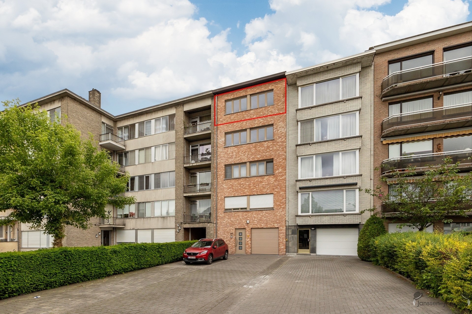 Instapklaar appartement met 2 slpks, terras en autostaanplaats - foto 1