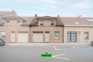 Bij het betreden van de woning word je verwelkomd in een verzorgde inkomhal. Vanuit deze hal heb je directe toegang tot de inpandige garage, wat zorgt voor extra comfort en praktische opbergruimte. Daarnaast bevindt zich op het gelijkvloers een polyvalente kamer die perfect kan ingericht worden als hobbyruimte, bureau of extra slaapkamer.<br /><br />Verder leidt de hal je naar de ruime en lichtrijke leefruimte, waar vele raampartijen zorgen voor een aangename natuurlijke lichtinval. Deze gezellige leefruimte sluit naadloos aan op de open, volledig geïnstalleerde keuken, die voorzien is van alle hedendaagse comfort en voldoende werk- en opbergruimte. Dit maakt het geheel bijzonder geschikt voor wie houdt van open en aangenaam wonen.<br /><br />Aansluitend aan de garage bevindt zich nog een praktische wasruimte/berging, wat bijdraagt aan het gebruiksgemak van de woning. Vanuit de leefruimte heb je directe toegang tot de zonnige en onderhoudsvriendelijke tuin, waar het heerlijk vertoeven is en waar je in alle rust kan genieten van het buitenleven.<br /><br />Op de eerste verdieping bevinden zich drie ruime en volwaardige slaapkamers. De badkamer is centraal gelegen en praktisch ingericht. Daarnaast is er via de nachthal toegang tot de zolderruimte, die extra opslagmogelijkheden biedt.<br /><br />Bouwtechnisch is deze woning voorzien van een EPC-B en centrale verwarming op aardgas met een condenserende ketel. <br /><br />Kortom, deze woning combineert ruimte, comfort en een rustige ligging, en is ideaal voor gezinnen of wie op zoek is naar een instapklare thuis.<br /><br />