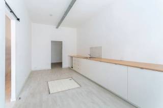 Bent u op zoek naar een commerciële ruimte op een toplocatie, waar zichtbaarheid centraal staat? Dan is dit handelspand van ca. 60 m² in de Nassaustraat precies wat u zoekt.<br /><br />Dit pand combineert een unieke ligging met vlot bereikbare in- en uitvalswegen. Op wandelafstand van het levendige Eilandje, het historische stadscentrum én op slechts vijf minuten van de Antwerpse Ring, is deze locatie ideaal voor ondernemers die zichtbaarheid én bereikbaarheid willen combineren.<br /><br />De ruimte biedt tal van mogelijkheden dankzij de functionele indeling en de aanwezigheid van een keuken en sanitair. Door het open en veelzijdige karakter leent het pand zich uitstekend voor uiteenlopende invullingen, zoals een winkel, kantoor, praktijkruimte of showroom.<br /><br />De straatgerichte ligging biedt maximale visibiliteit voor uw zaak; Hier passeert dagelijks zowel voetgangers- als autoverkeer.<br /><br />Huurprijs: €1.190/maand<br />Beschikbaarheid: onmiddellijk<br /><br />Interesse om dit pand te bezoeken?<br />Neem contact op met LISTED: 03 283 51 51.
