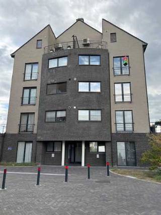 Appartement 103m² te koop in het centrum van Overpelt op de 3de verdieping met lift, twee slaapkamers, lichtrijke woonkamer, functionele keuken en badkamer een berging en een afgesloten parkeerplaats.