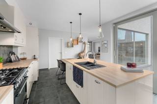 Ruim en breed woonhuis met 3 zeer grote slaapkamers, 2 badkamers en een schitterende stadstuin te Lissewege. Recent gebouwd en met een...