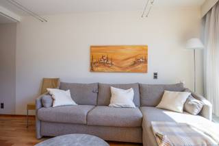 IINSTAPKLARE STUDIO MET SLAAPHOEK, TERRAS EN LATERAAL ZEEZICHT IN RESIDENTIE ALIOS<br />Deze mooie en instapklare studio is uitstekend gelegen in de standingvolle Residentie Alios, vlakbij het Kursaal, de Zeedijk en het bruisende centrum van Oostende.<br />De studio beschikt over een inkomhal met een volledig ingerichte keuken en tal van praktische ingemaakte kasten. De aangename woonkamer geeft uit op een zuidgericht terras waar u kunt genieten van een mooi lateraal zeezicht. Verder is er een praktische slaaphoek met bijkomende ingemaakte kasten en een badkamer.<br />Dankzij de vele ingebouwde opbergmogelijkheden, het zuidgerichte terras en het laterale zeezicht is dit de ideale uitvalsbasis aan zee, zowel als tweede verblijf, vaste woonst of interessante investering.<br />Een instapklare studio op een topligging in het hart van Oostende!
<ul>
<li>opp: 41m² + terras 4m²</li>
<li>Vlakbij het strand en het Kursaal</li>
<li>standingvolle residentie</li>
<li>EPC: 135</li>
</ul>
