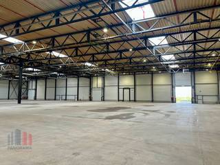 Recent gerenoveerd magazijn van 5.574 m² opslagruimte, aangevuld met 1.438 m² overdekte buitenruimte onder luifel te huur, fantastisch gelegen met een uitstekende aansluiting op de E313 (Antwerpen-Luik) en E314 (Brussel-Nederland).<br /><br />Het recent gerenoveerde gebouw is opgetrokken in een duurzame staalstructuur en biedt een vrije hoogte van 9 meter, met 5 gelijkvloerse poorten voor efficiënte goederenbehandeling.<br />Het magazijn is uitgerust met een sprinklerinstallatie, LED-verlichting en luchtverwarming op aardgas. De vloer heeft een draagvermogen van 5.000 kg/m². Alle nutsvoorzieningen zijn aanwezig, inclusief elektriciteit, gas, water en zonne-energie.<br /><br />Dankzij de strategische ligging aan het internationale snelwegennet, de binnenvaartverbinding met de haven van Antwerpen (op slechts 60 km) en rechtstreekse toegang tot het spoorvervoer, is dit pand een uitstekende keuze voor bedrijven die inzetten op multimodale logistiek. De combinatie van bereikbaarheid, infrastructuur en duurzame energievoorzieningen maakt Oosterring 12 tot een toekomstgerichte logistieke hub voor veeleisende ondernemingen.<br /><br />Contacteer PANORAMA B2B voor bijkomende info of een plaatsbezoek 011 220 500.