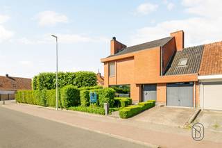 <p>Op zoek naar een ruime en instapklare gezinswoning met loods, en dus tal van mogelijkheden? <br />Deze verzorgde woning in Gullegem combineert comfortabele leefruimtes met een praktische indeling, een zonnige tuin en een garage.<br />Ruime loods/atelier van 155 m², toegankelijk via een achterliggende privéweg, ideaal voor zelfstandigen, hobbyisten of extra stockage.<br /><br />Indeling: Je betreedt de woning via de ruime inkomhal met gastentoilet en directe toegang tot de garage. Vervolgens kom je in de grote leefruimte met gezellige zithoek voorzien van een houtkachel en een aparte eetplaats. Aansluitend bevindt zich de keuken met zicht op de tuin en toegang tot de ruime veranda, waar het heerlijk vertoeven is in elk seizoen.<br />Op de eerste verdieping bevinden zich drie volwaardige slaapkamers, waarvan één met praktische dressing, en een badkamer. Bovendien is er ook een zolder aanwezig, wat praktische opbergruimte biedt.<br /><br />Troeven: instapklare en ruime woning, bewoonbare oppervlakte van 222 m² g,arage en oprit, energiezuinig dankzij zonnepanelen, rustige en praktische ligging, een loods/atelier van 155 m²<br /><br />Een woning met ruimte en comfort op een vlotte ligging in Gullegem.<br /><br />Interesse? Contacteer ons via feline@immobeguin.be</p>