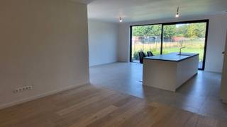 Prachtige HOB nieuwbouwwoning (2024) met 3 slaapkamers te Kalmthout! Bij het betreden van de woning kom je in een ruime inkomhal met een...