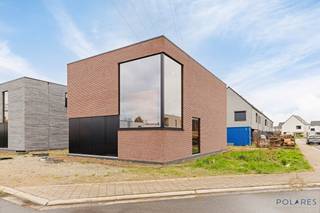 This modern villa with enormous windows is located in a quiet neighborhood in Haacht.The high-quality new construction is currently windproof and...