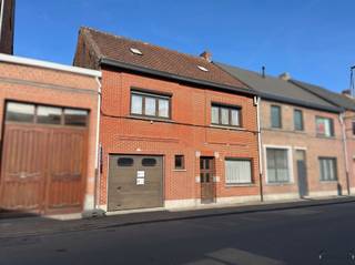 <p><span>Stap binnen in deze centraal gelegen woning en ontdek meteen de sterke troeven die dit pand te bieden heeft.</span></p><p><span>Troeven om in de verf te zetten zijn hier de centrale ligging, de 6 slaapkamers, de gezellige stadstuin en de inpandige garage.</span></p><p><span>Via de virtuele rondleiding ontdek je in de woning de verschillende kamers, elk met hun eigen mogelijkheden. Deze tour toont duidelijk de </span><span>verhoudingen van de ruimtes</span><span>, waardoor je perfect kan inschatten hoe je deze kan inrichten. Ook de badkamer(s) en eventuele extra bergruimtes worden helder in beeld gebracht, zodat je een compleet beeld krijgt van de functionaliteit van de woning.</span></p><p><span>Kortom: deze presentatie geeft je een </span><span>realistisch en volledig beeld van de woning</span><span>, nog vóór je ze fysiek bezoekt.</span></p><p><span>Neem zelf de tijd om door de virtuele tour te wandelen en ontdek of dit jouw toekomstige thuis kan zijn.</span></p><p><span><span>https://web-player.walkly.app/VoT9ChdTkk3ayg4RKdVj/7TYSVRHgupCGWlDtKW8x/ww/public</span></span></p><p><span> </span></p>