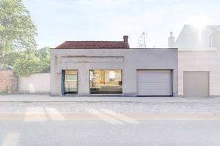 In het groene en rustige Merkem, ideaal gelegen tussen Diksmuide en Ieper, bevindt zich dit veelzijdige pand dat de voorbije jaren dienstdeed als kantoorruimte. Dankzij de mogelijkheid tot functiewijziging biedt dit pand een uitstekende kans om er een warme gezinswoning van te maken. <br /><br />Op het gelijkvloers vind je een verzorgde inkomhal, een onthaalruimte met loket, twee afzonderlijke burelen, een praktische keuken, een toilet, een bergruimte en een inpandige garage. Daarnaast beschikt het pand over een ruime zolderverdieping die tal van mogelijkheden biedt voor extra inrichting of opslag.<br /><br />Buiten geniet je van een prachtig aangelegde, zuidgerichte tuin waar het aangenaam vertoeven is. De garage is uitgerust met een automatische sectionale poort voor extra comfort.<br /><br />Qua technieken is het gebouw voorzien van centrale verwarming op aardgas en dubbele beglazing, wat bijdraagt aan een aangenaam woon- en werkcomfort.<br />Benieuwd naar de mogelijkheden? Contacteer ons vandaag nog voor een bezoek!<br /><br />Loket: 30,4m²<br />Bureau 1: 10,2m²<br />Bureau 2: 9,18m²<br />Bureau 3: 10,2m²<br />WC: 2,7m²<br />Opslagruimte: 7,6m²<br />Garage: 20,9m²<br /><br />📞 Interesse? Contacteer Thijs, Friedel of Nina:<br />📲 057 34 60 13<br />📧 thijs@grouptrybou.be | friedel@grouptrybou.be | nina@grouptrybou.be