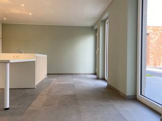 Mooie instapklare en energiezuinige woning met alle comfort. Bestaande uit een inkomhall, bureel of kinderspeelkamer, grote living, ingerichte keuken met eetruimte, grote wasberging, 3 slaapkamers met inbouwkasten, mooie badkamer, kleine tuin en tuinberging. Mooie aanbieding.