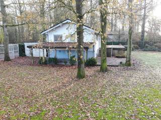 VAKANTIEWONING OP EEN DUBBEL PERCEEL IDYLLISCH GELEGEN TUSSEN IEPER EN HEUVELLAND.MOGELIJKHEID OM NADIEN HET ONBEBOUWDE LOT APART TE VERKOPEN OF EEN...