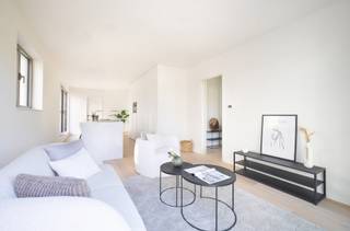 Discover this exceptional two-bedroom appartment, located in a residential neighbourhood on the green outskirts of Brussels between Molenbeek and Berchem-Sainte-Agathe. Nestled on the first floor of an elegant new building that is part of the ‘High Park’ project, this appartment is located in the heart of a natural park and offers three unique terraces, one of which is 27 m²! The spacious living room, equipped with a high-end kitchen fitted with top-quality materials, ensures optimal comfort. The appartment has two large bedrooms, two fully equipped bathrooms, a guest toilet and a separate storage room. Freshly repainted and fitted with oak parquet flooring, it is completely ready to move into. Cellar included and parking space required.