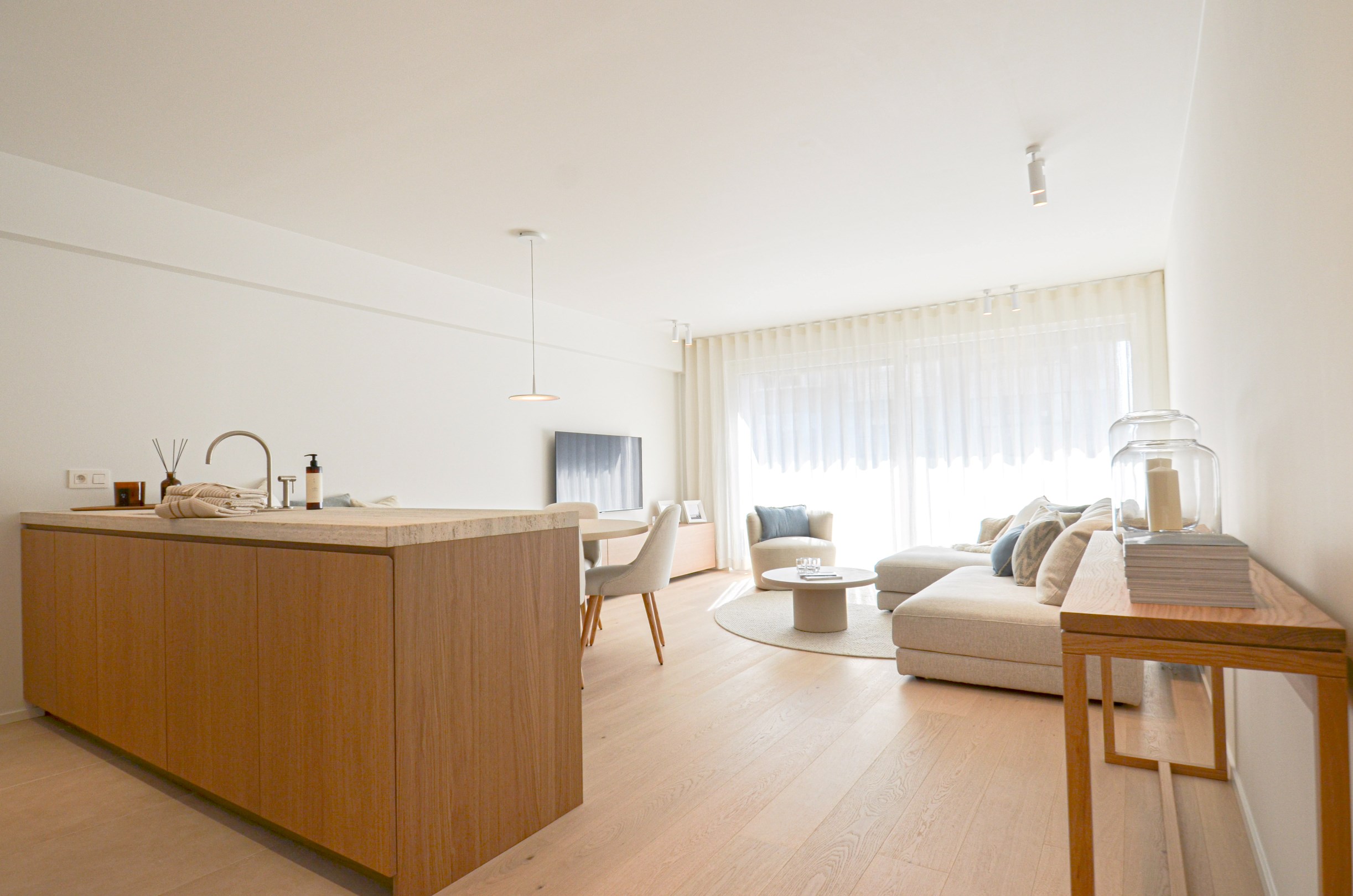 Centraal gelegen, volledig gerenoveerd appartement met drie slaapkamers. - foto 1