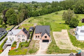 Voor een bezoek bel Saimen: 0470 79 24 20 of mail saimen@cornelis-goeman.be<br />
<p><span>Langsheen de Berendries te Michelbeke vindt u deze prachtige nieuwbouwwoning (2025) die tijdloze charme combineert met hedendaags wooncomfort. Deze stijlvolle pastoriewoning werd opgetrokken met kwalitatieve materialen en onderscheidt zich door haar authentieke architectuur, ruime volumes en landelijke uitstraling.</span></p>
<p><span>De woning verwelkomt u met een elegante inkomhal die toegang geeft tot de lichtrijke leefruimtes. Grote raampartijen zorgen voor een aangename lichtinval en een mooi contact met de tuin. De open leefruimte vormt samen met de keuken het hart van de woning en biedt alle mogelijkheden voor comfortabel gezinsleven en gezellige ontvangsten. Verder hebben we op het gelijkvloers een koele berging, een douchekamer/wasplaats en een riante dubbele garage voor twee wagens.</span></p>
<p><span>Op de verdieping bevinden zich vier volwaardige slaapkamers waarvan één met aansluitende dressing en een moderne badkamer (deze moet nog afgewerkt worden) en een afzonderlijke douchecel.</span></p>
<p><span>Dankzij de gunstige ligging combineert deze woning de rust van het landelijke Michelbeke met een vlotte bereikbaarheid naar Brakel, Oudenaarde, Zottegem en de belangrijkste verbindingswegen.</span></p>
<p><strong><span>Troeven:</span></strong></p>
<ul>
<li><span>Nieuwbouwjaar 2025</span></li>
<li><span>Authentieke pastorijstijl</span></li>
<li><span>Warmtepomp Lucht - Water</span></li>
<li><span>Ventilatie type D</span></li>
<li><span>Geïntegreerde garage</span></li>
<li><span>Gelegen op de gegeerde Berendries</span></li>
<li><span>EPB Label A</span></li>
</ul>
<p><span>Bent u op zoek naar een karaktervolle nieuwbouwwoning met uitstraling, ruimte en comfort? Dan is deze unieke eigendom beslist een bezoek waard.<br />Mogelijkheid om een achtergelegen bos aan te kopen.</span></p>