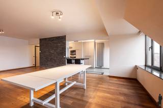 Huurprijs: 900 EUR per maand+ 50 EUR per maand voor ondergrondse autostaanplaats en berging+ 90 EUR per maand gemeenschappelijke kostenKosten...