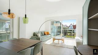 Mooi en lichtrijk hoekappartement met 2 slaapkamers, volledig gerenoveerd appartement met open uitzicht op groen, op een toplocatie nabij het strand van Duinbergen. Indeling: inkomhal met gastentoilet. Ruime en lichtrijke woon- en eetkamer met bureauhoek en toegang tot het zonnige terras met adembenemend uitzicht op het groen. De open keuken is volledig uitgerust met moderne toestellen. De master bedroom beschikt over ingemaakte kasten. Ruime badkamer met lavabo, combi bad/douche en toilet. De tweede slaapkamer heeft een aansluitende douchekamer. Meubelen inbegrepen in de prijs. Privatieve kelder.