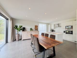 <strong>Te huur instapklare, energiezuinige nieuwbouwwoning gelegen te Zulte</strong><br /><br /><strong>TOPPER!</strong> Deze <strong>RUIME</strong>, <strong>ENERGIEZUINIGE GEZINSWONING </strong>is gelegen te Zulte. Naast zijn <strong>GUNSTIGE, CENTRALE LIGGING </strong>is de woning volledig afgewerkt met <strong>KWALITATIEVE MATERIALEN</strong>. Echte aanrader voor wie op zoek is naar de ideale gezinswoning met een energiezuinig en MODERN KARAKTER! Buitenshuis is het zalig vertoeven in de ruime <strong>onderhoudsvriendelijk tuin.</strong><br /><br />De woning kent volgende indeling: inkomhall, afzonderlijk toilet, ruime woonkamer met open ingerichte keuken, berging, nachthall, praktische berging boven, <strong>3 VOLWAARDIGE SLAAPKAMERS</strong> <strong>waarvan 1 met dressing</strong> en een ingerichte badkamer. Verder is er een ruime inpandige garage aanwezig alsook een grote tuin met terras en tuinhuis.<br /><br /><em>Opmerking: De woning is geschikt voor maximum 4 à 5 personen! Omdat je financieel comfortabel zou kunnen huren wordt de volgende basisregel gehanteerd 1150 euro x 3 = 3450 euro</em><br /><br /><strong>Adres: </strong>Waalstraat 118 bus A - 9870 Zulte<br />Beschikbaar vanaf 1 oktober 2026 <br />Huurprijs: € 1150/mnd<br />EPC: 33 kWh/m² - E-peil: 18 - UC: EP