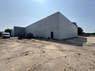 Nieuwbouw KMO-unit met een oppervlakte van 312m². Perfect gelegen op slechts 500m van de N9 en een vlotte verbinding naar de expressweg!<br /><br /><u><strong>Bijzonderheden:</strong></u><br />- Onmiddellijk beschikbaar bij akte!<br />- 6m VRIJE hoogte.<br />- Automatische sectionaalpoort + afzonderlijke toegangsdeur.<br />- Lichtstraat met rookluiken.<br />- Regenwaterpomp aanwezig.<br />- Zekeringkast aanwezig.<br />- Voldoende manoevreerruimte.<br />- Opslagruimte geschikt voor verschillende doeleinden.<br />- Polybetonvloer.<br />- Casco.<br />- Kleinere en grotere oppervlaktes beschikbaar.<br />- Inrichten van kantoorruimte is mogelijk dankzij de ramen.<br />- Tevens INTERESSANT als belegging!<br />- Mogelijkheid tot aankoop van parking.<br /><br />De loods maakt deel uit van het gloednieuwe project 'ZONE CENTRUM'. Zeer geschikt voor eigen gebruik en INTERESSANT als belegging! Aarzel niet ons te contacteren voor verdere info en/of een bezoek ter plaatse: 050/70 01 02 - nicolas@centro.be.