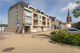 Dit instapklaar en gezellig hoekappartement met een bewoonbare oppervlakte van 103 m² is terug te vinden in het centrum van Meulebeke.<br />Het appartement is gelegen op de tweede verdieping en heeft een terras vooraan met mooi zicht op het stadspark en een terras achteraan.<br />Door de centrale ligging zijn diverse winkels, supermarkten, openbaar vervoer, scholen, ... gelegen op wandelafstand.<br /><br />Indeling: inkomhal met ruime vestiairekast - gastentoilet met handwasser - ruime en lichtrijke woonkamer met centrale verwarming gas en parketvloer - keuken met eethoek, elektrisch koken, dampkap, oven, koelkast, dubbele spoelbak - was- en bergruimte - 2 slaapkamers - badkamer met lavabomeubel, bad met douchewand en toilet.<br /><br />Algemeen:<br />- EPC 132 - label B<br />- Energiezuinig<br />- Geen renovatieverplichting<br />- Blanco bodemattest<br />- Elektrische keuring in aanvraag<br />- Overal parketvloer aanwezig<br />- Videofoon aanwezig<br />- Stedenbouwkundige inlichtingen in aanvraag<br />- Vrij bij akte